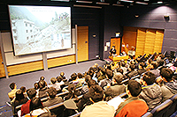 The lecture on Longmen Shan given by Prof. Zhang Peizhen attracts a large audience